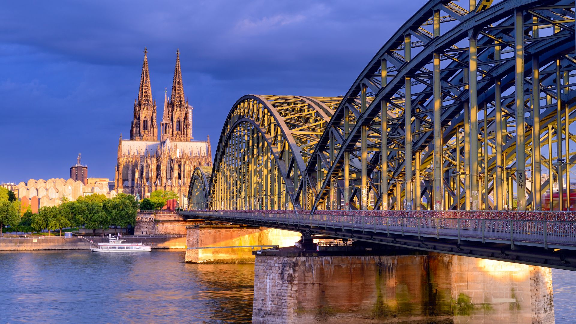 Köln: Kölner Dom mit Hohenzollern Brücke über den Rhein, UNESCO Welterbe