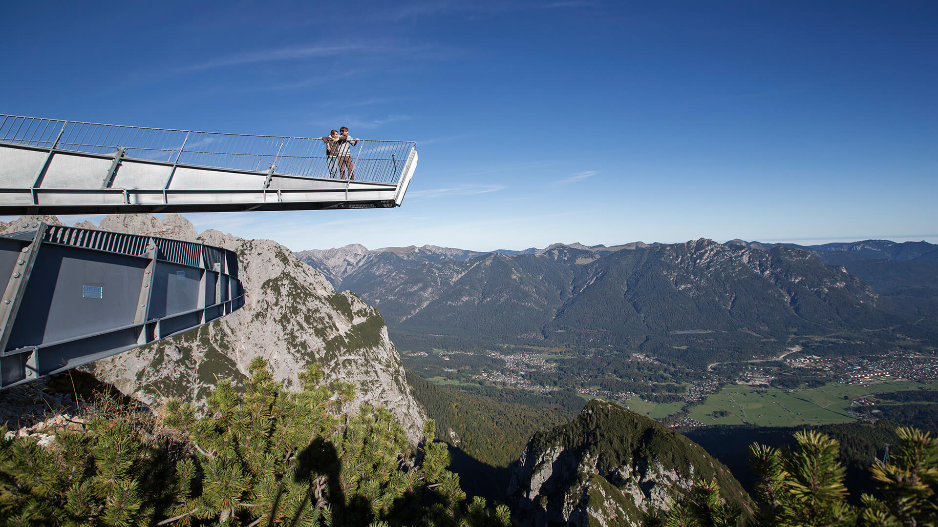 Aussichtsplattform AlpspiX vor Garmisch-Partenkirchen