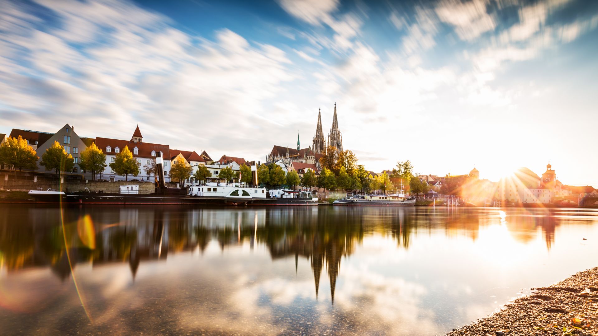 Regensburg: Donau und Skyline im Sonnenuntergang